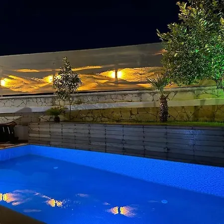 Villa Center With Pool Leylacanhouse Cesme